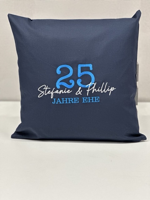 Personalisiertes Kissen zur Silberhochzeit bestickt